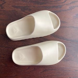 Yeezy Bone slides size US Women 8.5